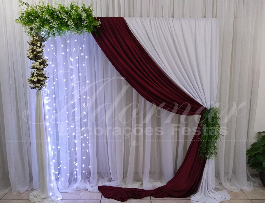 aluguel de painel de cortinas marsala e branco com led e flores decoração