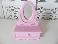 Locação de Mini Penteadeira Rosa Com Vidro e Gaveta de Mesa em Provençal