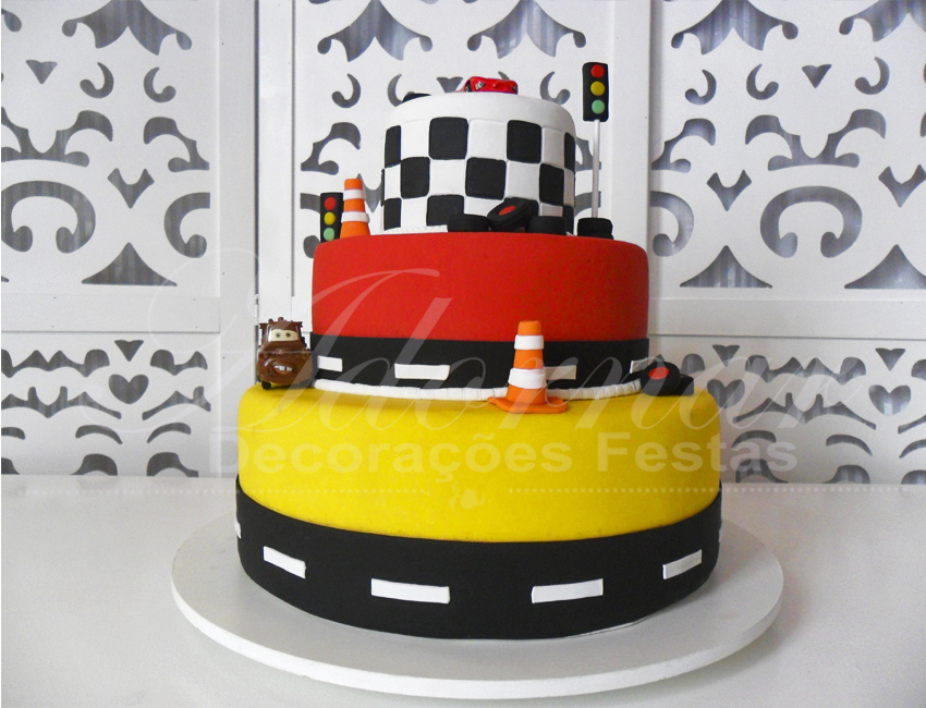 bolo carros com topper  Bolo carros, Bolo de aniversário de carros, Bolo  de carro