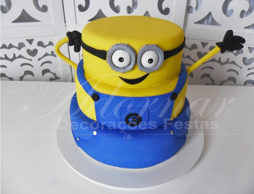 Locação de Bolo Cenográfico Minions Para Festas e Eventos