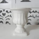 Locação de Vaso Romano Taça Raiada Pequena de Porcelana