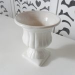 Locação de Vaso Romano Taça Raiada Pequena de Porcelana
