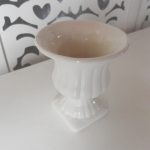 Locação de Vaso Romano Taça Raiada Pequena de Porcelana