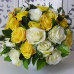 Locação de Arranjo de Flores Amarelo e Branco