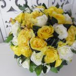 Locação de Arranjo de Flores Amarelo e Branco