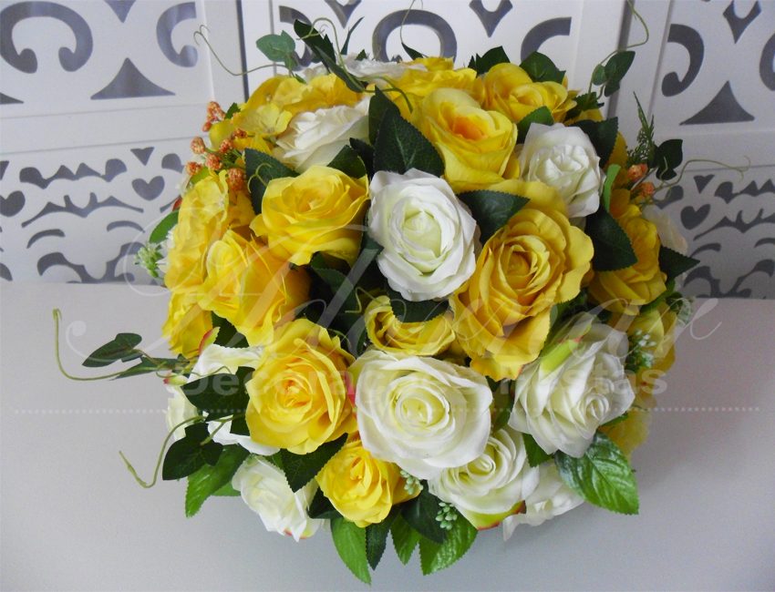 Locação de Arranjo de Flores Amarelo e Branco