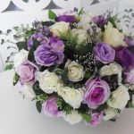 Locação de Arranjo de Flores Lilás e Branco