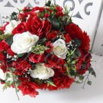 Locação de Arranjo de Flores Vermelho e Branco