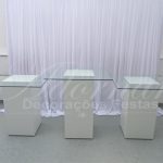 Aluguel de Mesa de Vidro Cubos Brancos 1