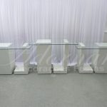 Aluguel de Mesas de Vidro Trio de Mesas Colunas L e Cubos Brancos 1