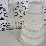 locacao de bolo cenográfico branco para festas e eventos