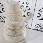 locacao de bolo cenográfico branco para festas e eventos