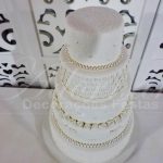 locacao de bolo cenográfico branco para festas e eventos