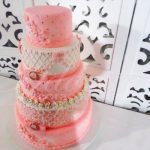 locacao de bolo cenográfico rosa e branco para festas e eventos