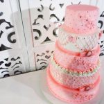 locacao de bolo cenográfico rosa e branco para festas e eventos