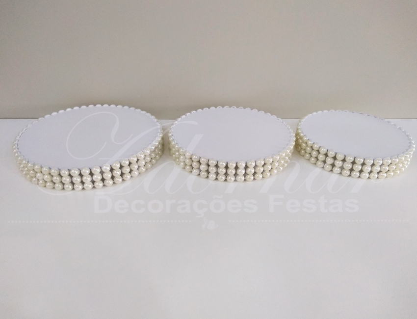 Locação Trio de Bandejas em Branco Peroladas e Redondas Para Doces