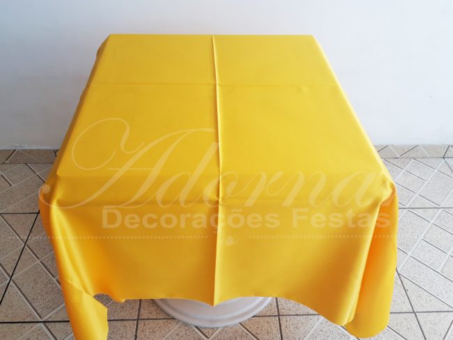 Locação de Toalha em Amarelo Para Mesa Quadrada