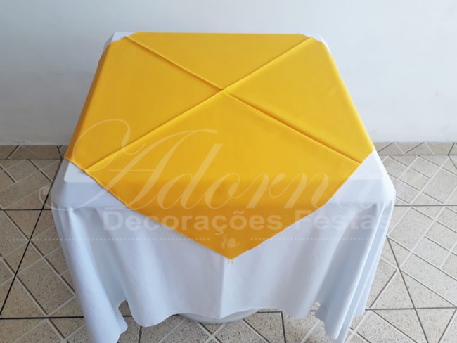 Locação de Toalha Branca Com Cobre Mancha Amarelo Para Mesa Quadrada