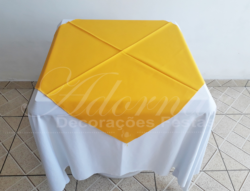 Locação de Toalha Branca Com Cobre Mancha Amarelo Para Mesa Quadrada