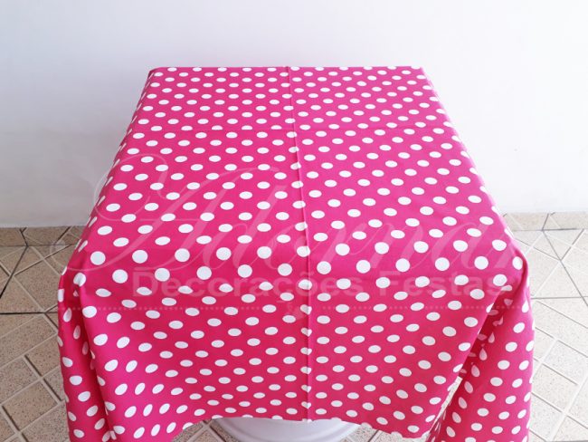 Locação de Toalha em Rosa Pink Com Bolinhas Brancas Para Mesa Quadrada