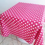 Locação de Toalha em Rosa Pink Com Bolinhas Brancas Para Mesa Quadrada