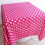 Locação de Toalha em Rosa Pink Com Bolinhas Brancas Para Mesa Quadrada
