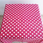 Locação de Toalha em Rosa Pink Com Bolinhas Brancas Para Mesa Quadrada