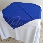 Locação de Toalha Branca Com Cobre Mancha Azul Escuro