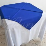 Locação de Toalha Branca Com Cobre Mancha Azul Escuro