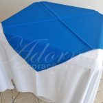 Locação de Toalha Branca Com Cobre Mancha Azul Royal