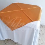 Locação de Toalha Branca Com Cobre Mancha Dourado