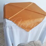 Locação de Toalha Branca Com Cobre Mancha Dourado