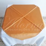 Locação de Toalha Branca Com Cobre Mancha Dourado