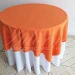 Locação de Toalha Branca Com Cobre Mancha Laranja Para Mesa Redonda