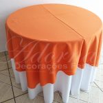 Locação de Toalha Branca Com Cobre Mancha Laranja Para Mesa Redonda