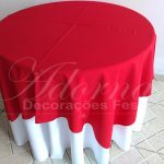 Locação de Toalha Branca Com Cobre Mancha Vermelho Para Mesa Redonda