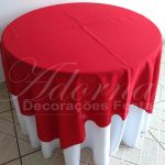 Locação de Toalha Branca Com Cobre Mancha Vermelho Para Mesa Redonda