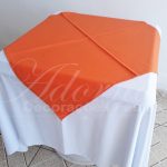 Locação de Toalha Branca Com Cobre Mancha Laranja Para Mesa Quadrada