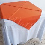 Locação de Toalha Branca Com Cobre Mancha Laranja Para Mesa Quadrada