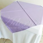 Locação de Toalha Branca Com Cobre Mancha Lilás