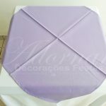 Locação de Toalha Branca Com Cobre Mancha Lilás