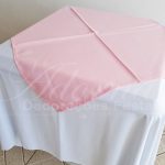 Locação de Toalha Branca Com Cobre Mancha Rosa