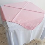 Locação de Toalha Branca Com Cobre Mancha Rosa