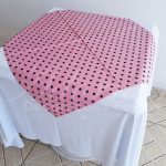 Locação de Toalha Branca Com Cobre Mancha Rosa Com Bolinha Marrom