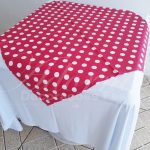 Locação de Toalha Branca Com Cobre Mancha Rosa Pink Com Bolinha Branca