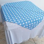 Locação de Toalha Branca Com Cobre Mancha Azul Com Bolinha Branca