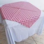 Locação de Toalha Branca Com Cobre Mancha Rosa Com Bolinha Marrom