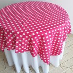 Locação de Toalha Branca Com Cobre Mancha Rosa Pink Com Bolinha Branca