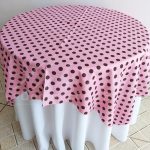 Locação de Toalha Branca Com Cobre Mancha Rosa Com Bolinha Marrom