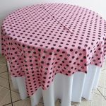 Locação de Toalha Branca Com Cobre Mancha Rosa Com Bolinha Marrom